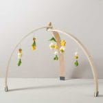 Ξύλινο γυμναστήριο δραστηριοτήτων με λουλούδια και μέλισσες