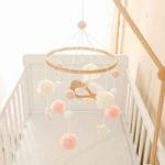 Χειροποίητο Ξύλινο Κρεμαστό Mobile με Πουλάκι & Άσπρα - Ροζ Πομ Πομ - Image 2